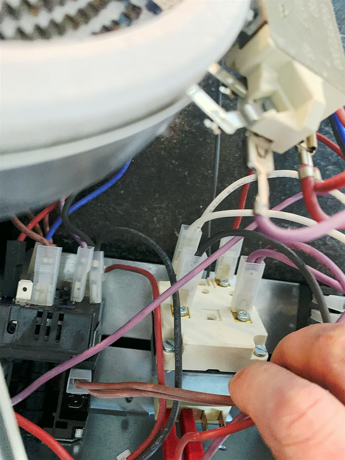 Checking the wiring connections inside a washing machine